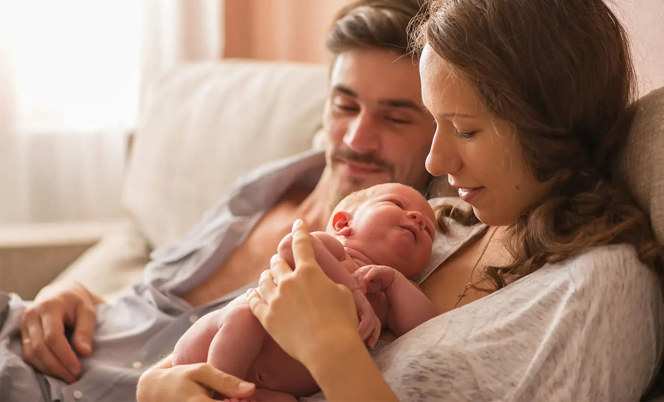 padres sosteniendo a recién nacido