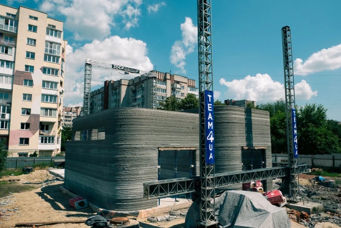 戦禍のウクライナで3Dプリンターによる学校建設がスタート、わずか40時間で校舎の壁を建設