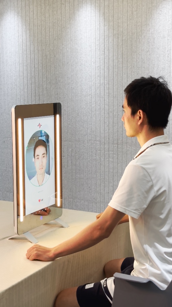 顔をスキャンして30秒で健康評価、スマートミラー「Anura MagicMirror」登場―血流から病気リスク解析