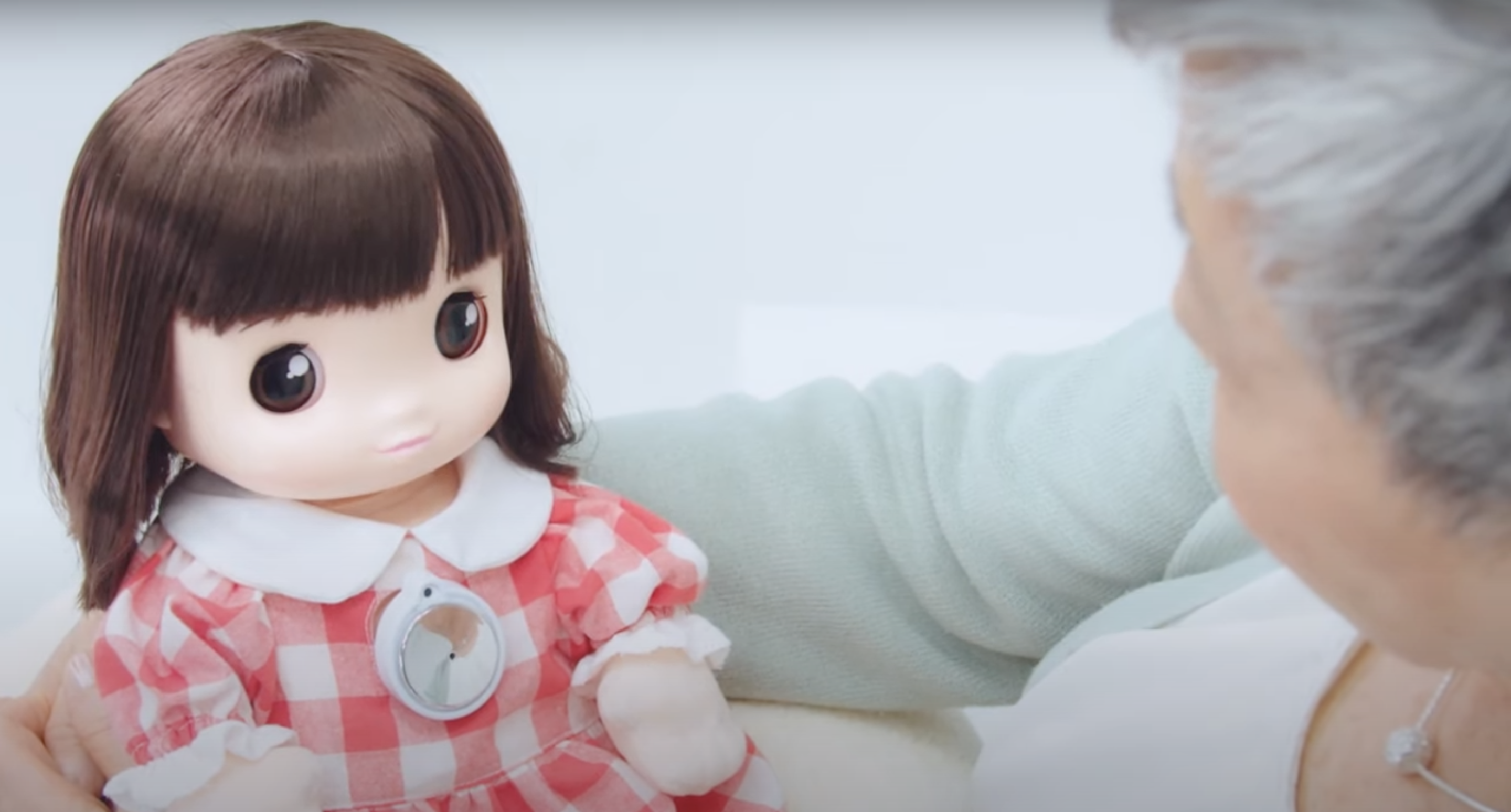 タカラトミーがシニア向けの幼児型人形「あみちゃん」を発売─AIにより約25億通りの多彩なおしゃべりが可能 | 知財図鑑