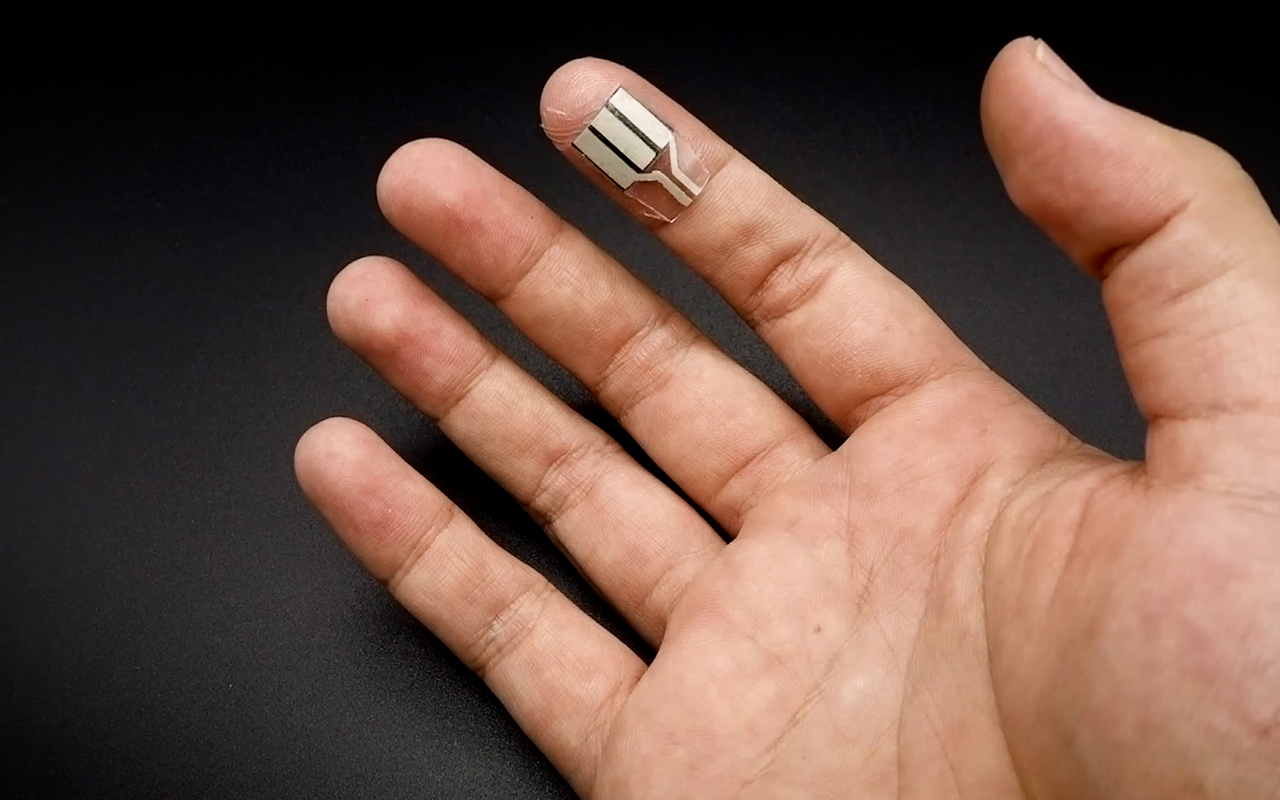 指先の汗で発電する絆創膏型のウェアラブルデバイス