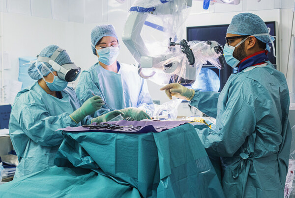 「Apple Vision Pro」を外科手術で使用─イギリスの病院とアメリカのソフトウェア企業が提携し導入