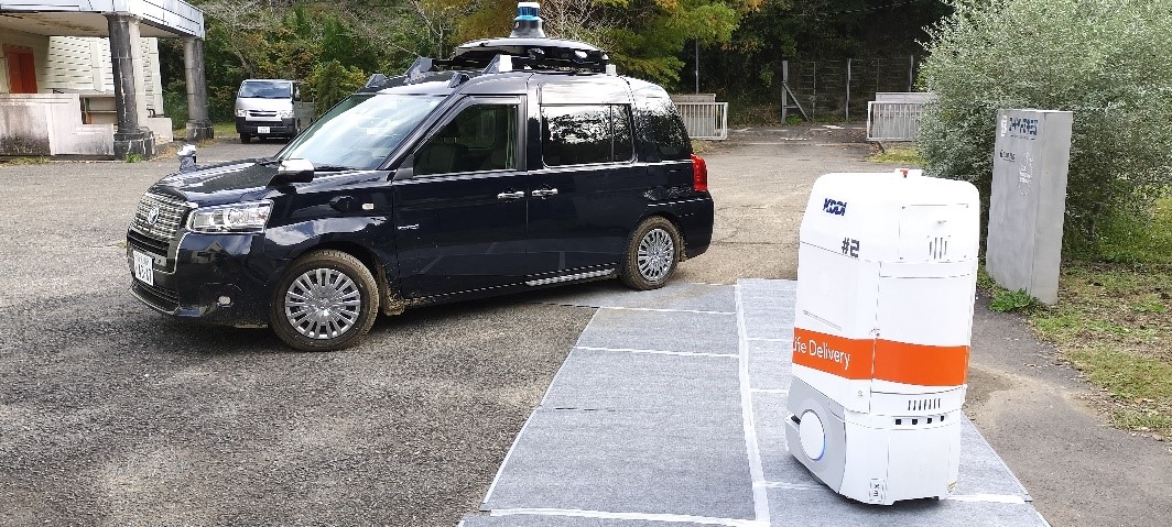 KDDIら、国内初の協調配送実証成功―ロボット・自動運転車・ドローン連携