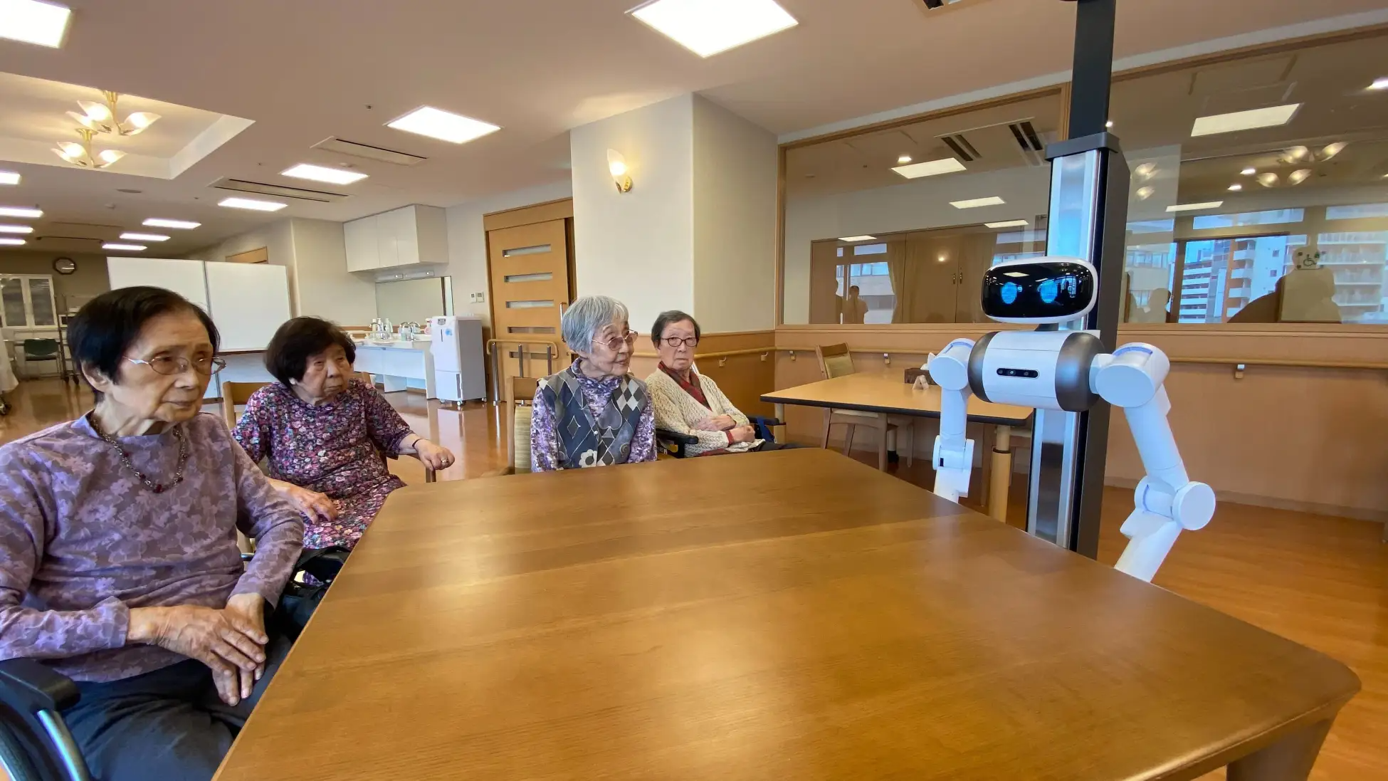介護アバターロボットugoの実証実験が老人ホームで開始─遠隔操作に障がい者スタッフを登用し、介護人材不足にアプローチ