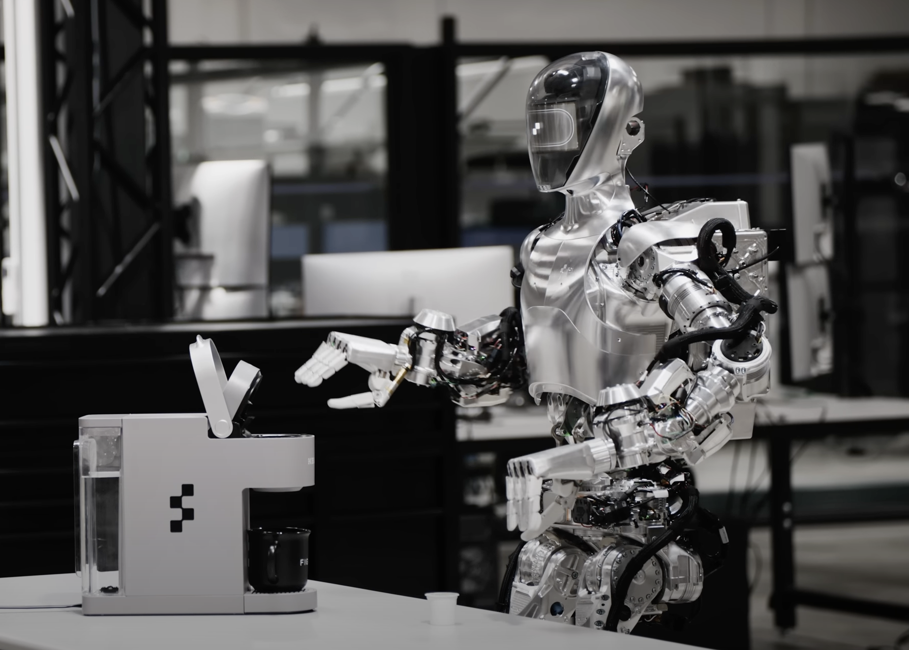 BMW、自社工場にて人型「ヒューマノイドロボット」を採用