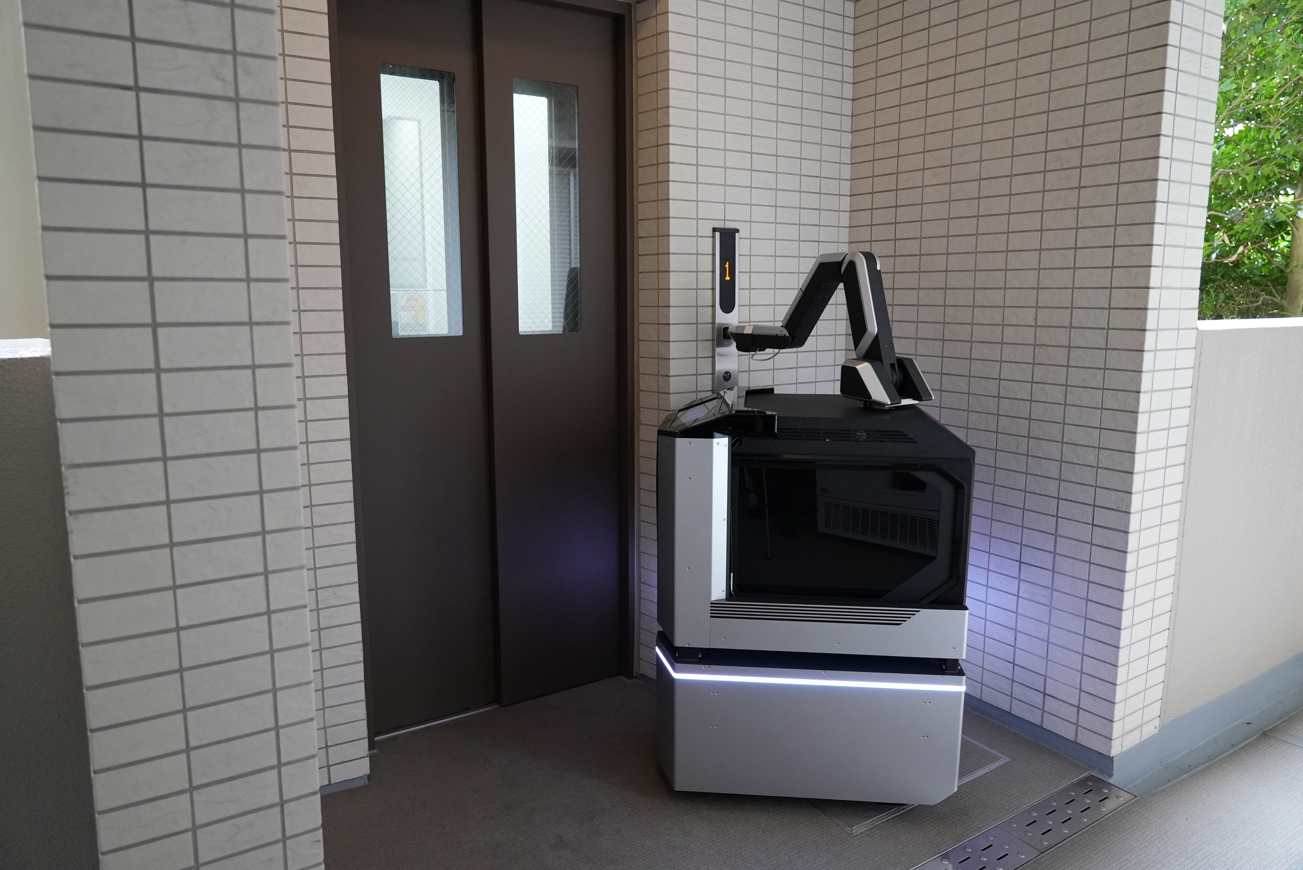 ヤマトがロボット配送実験、ロボアームでエレベーター操作と宅配完結―居住者宅まで荷物を直接届ける