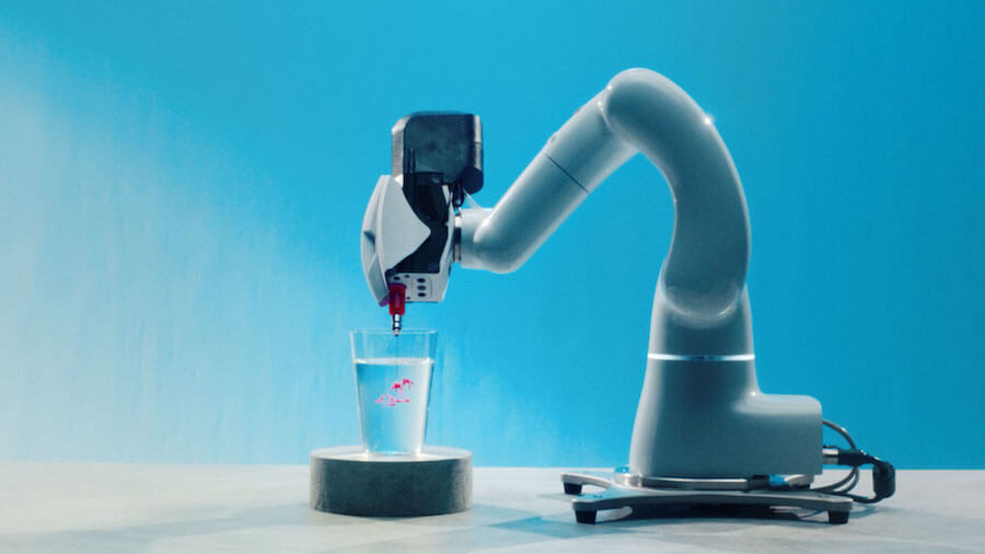 サントリーが世界初、飲料中に液体で3D描画できるフードプリンター「LiDR（Liquid Drawing）」を発表