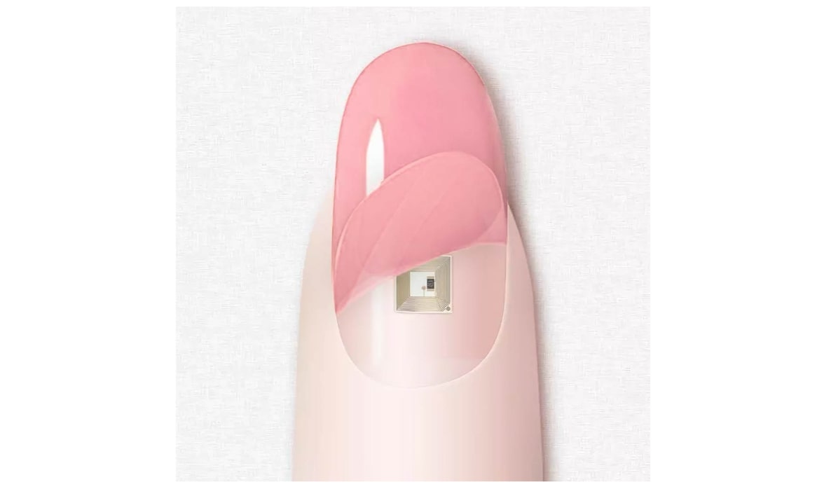 爪先に貼るだけで連絡先交換できるスマートネイル「INSTA NAIL」が発売、名刺もスマホも電池も不要