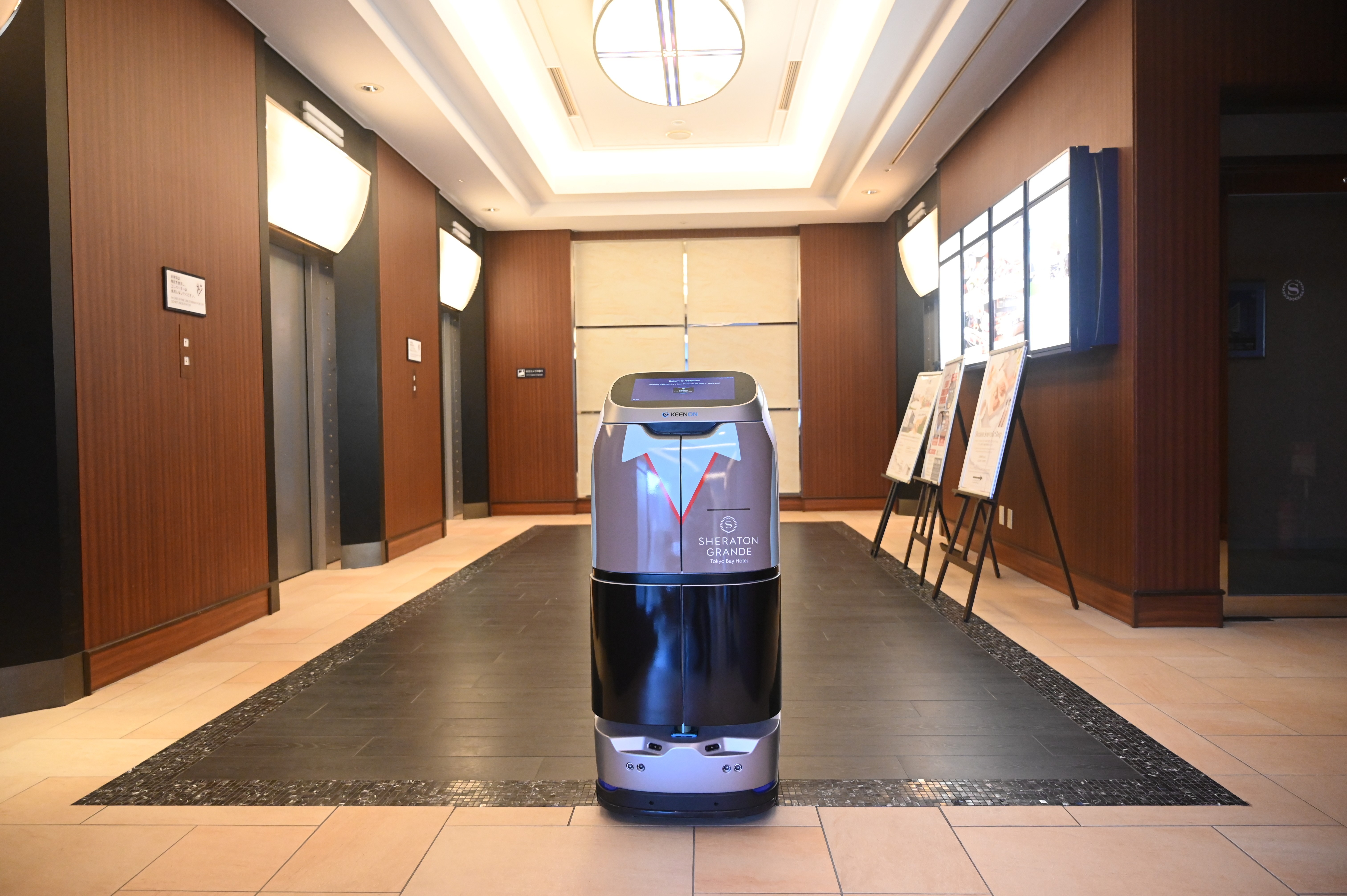 シェラトン・グランデ・トーキョーベイ・ホテルに配送ロボット「BUTLERBOT W3」が導入─配膳や場所案内をロボット対応