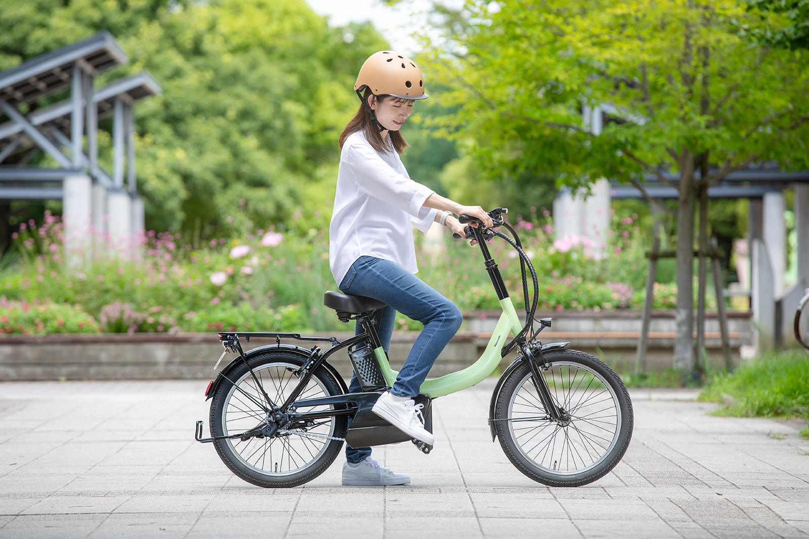 パナソニック、免許不要で漕がずに走れる自転車「MU」を発表―2025年12月上旬発売