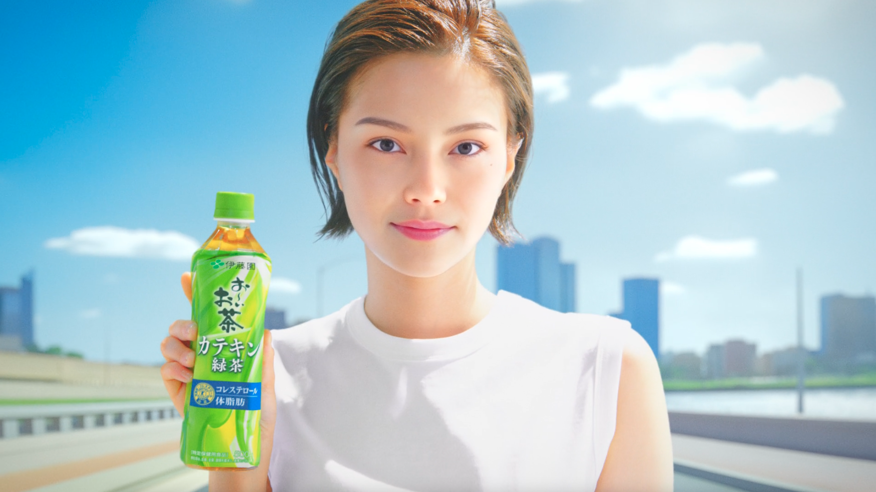 日本初、伊藤園がテレビCMにAIタレント起用─「お～いお茶 カテキン緑茶」CMに登場、SNSで話題