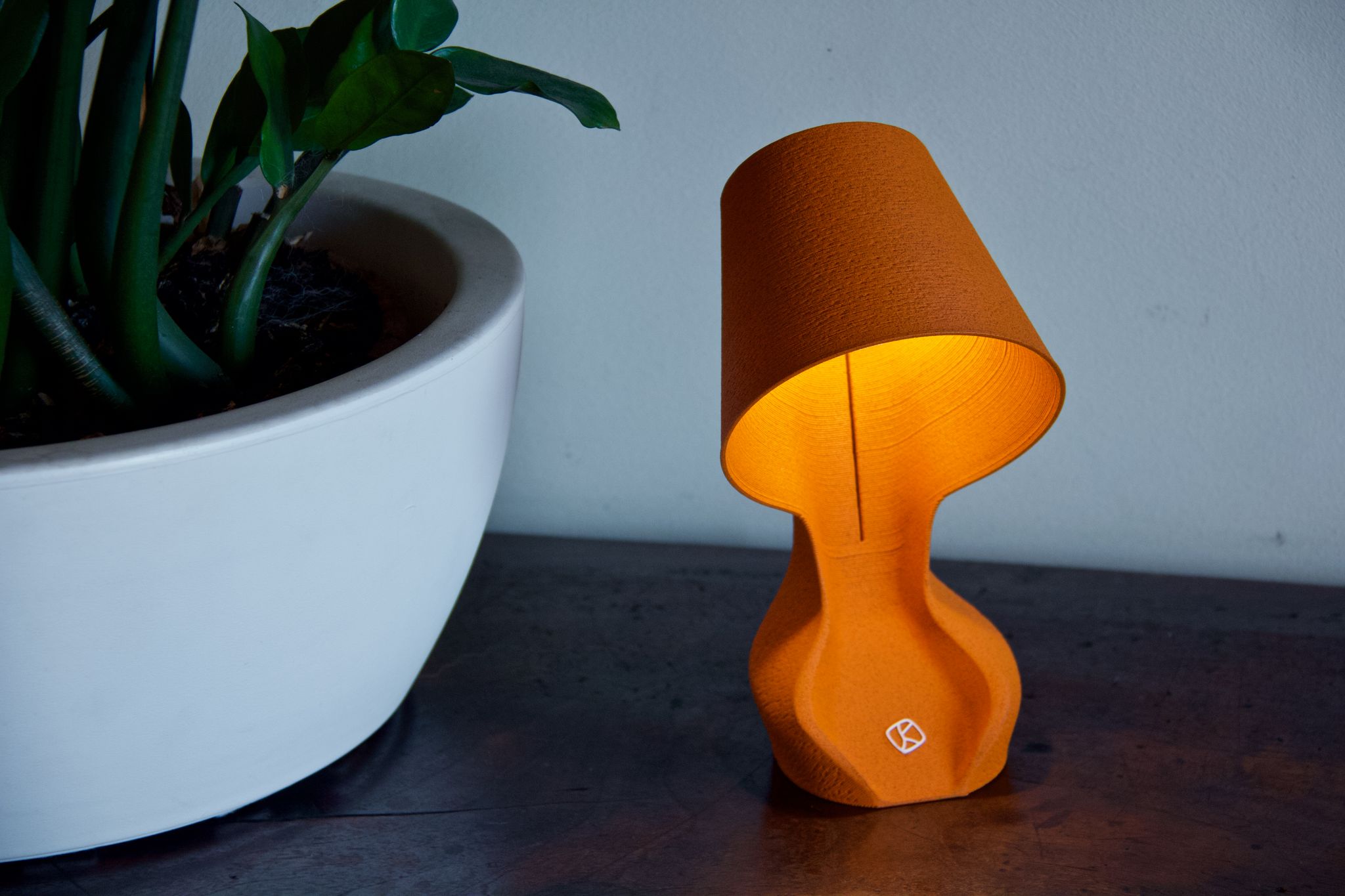 オレンジの皮の新素材で作ったテーブルランプ、イタリアのデザイン会社がMakuakeで販売