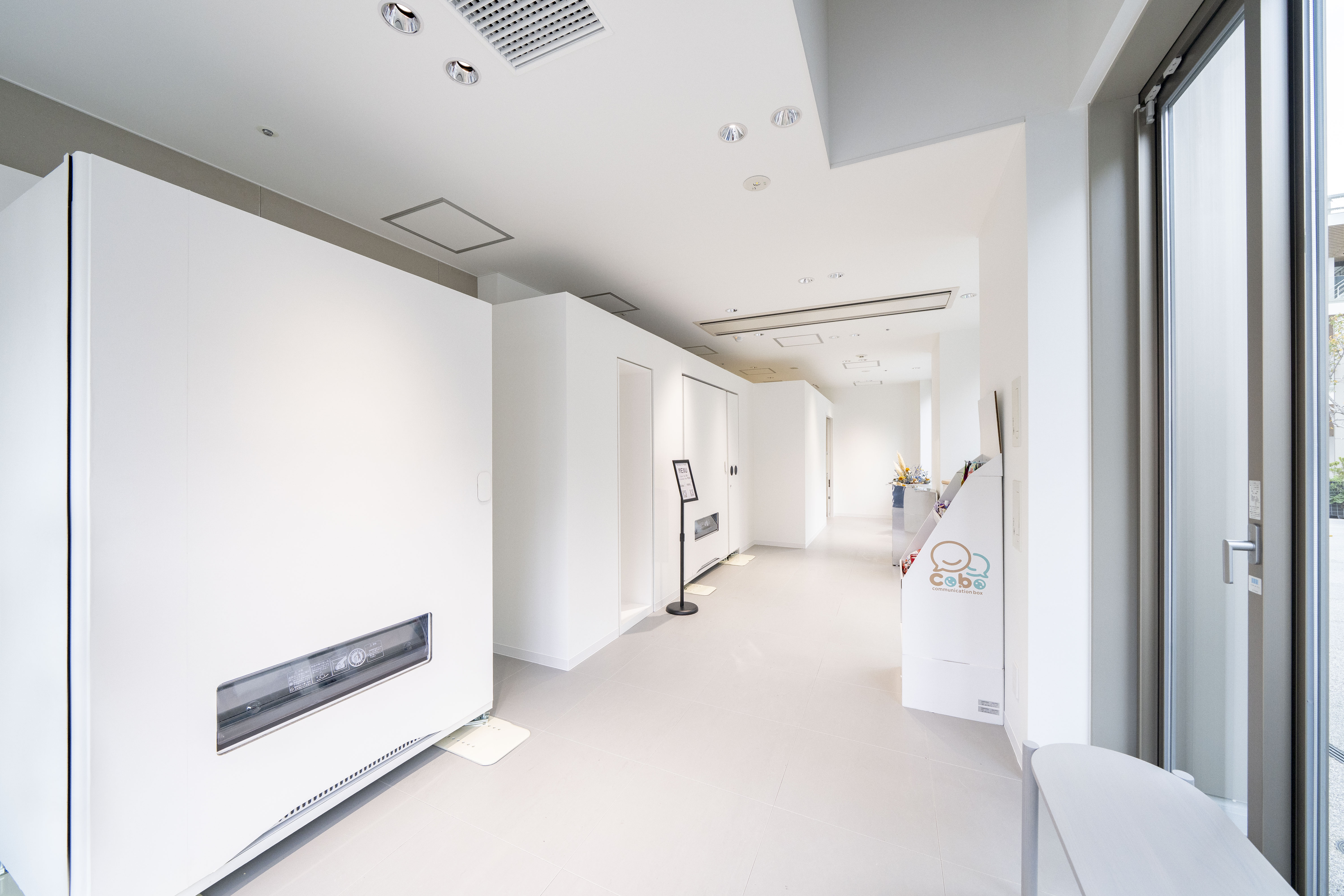 ダイドードリンコ、「Toyota Woven City」の空間に調和する新しい自動販売機「HAKU（ハク）」の1号機を設置し、実証実験を開始