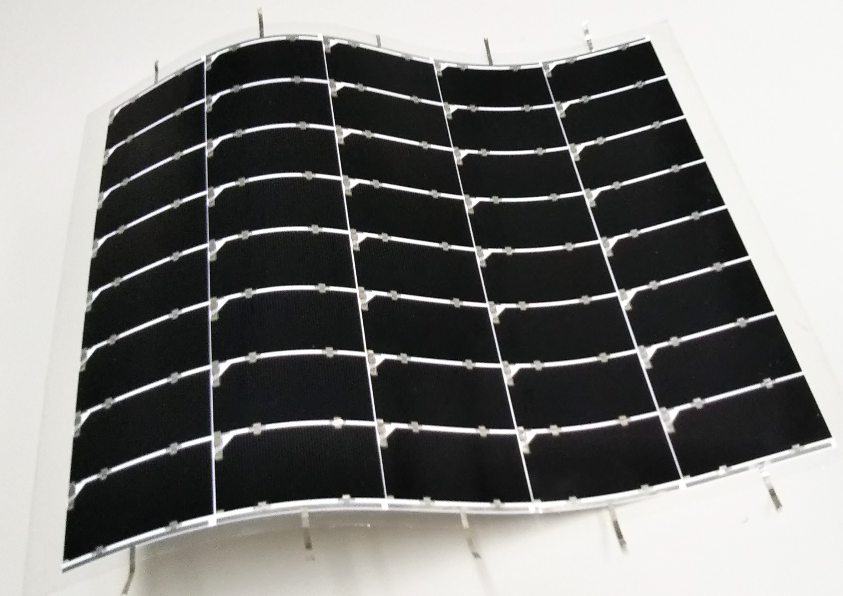 シャープ、軽量・フレキシブルな太陽電池モジュールで世界最高の変換効率を達成