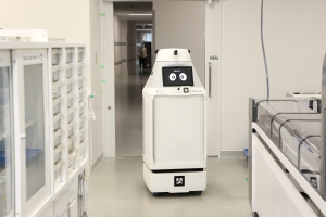 世界初、医療ロボで検体搬送と自動投入に成功―藤田医科と川崎重工、臨床検体配送ロボットを実証