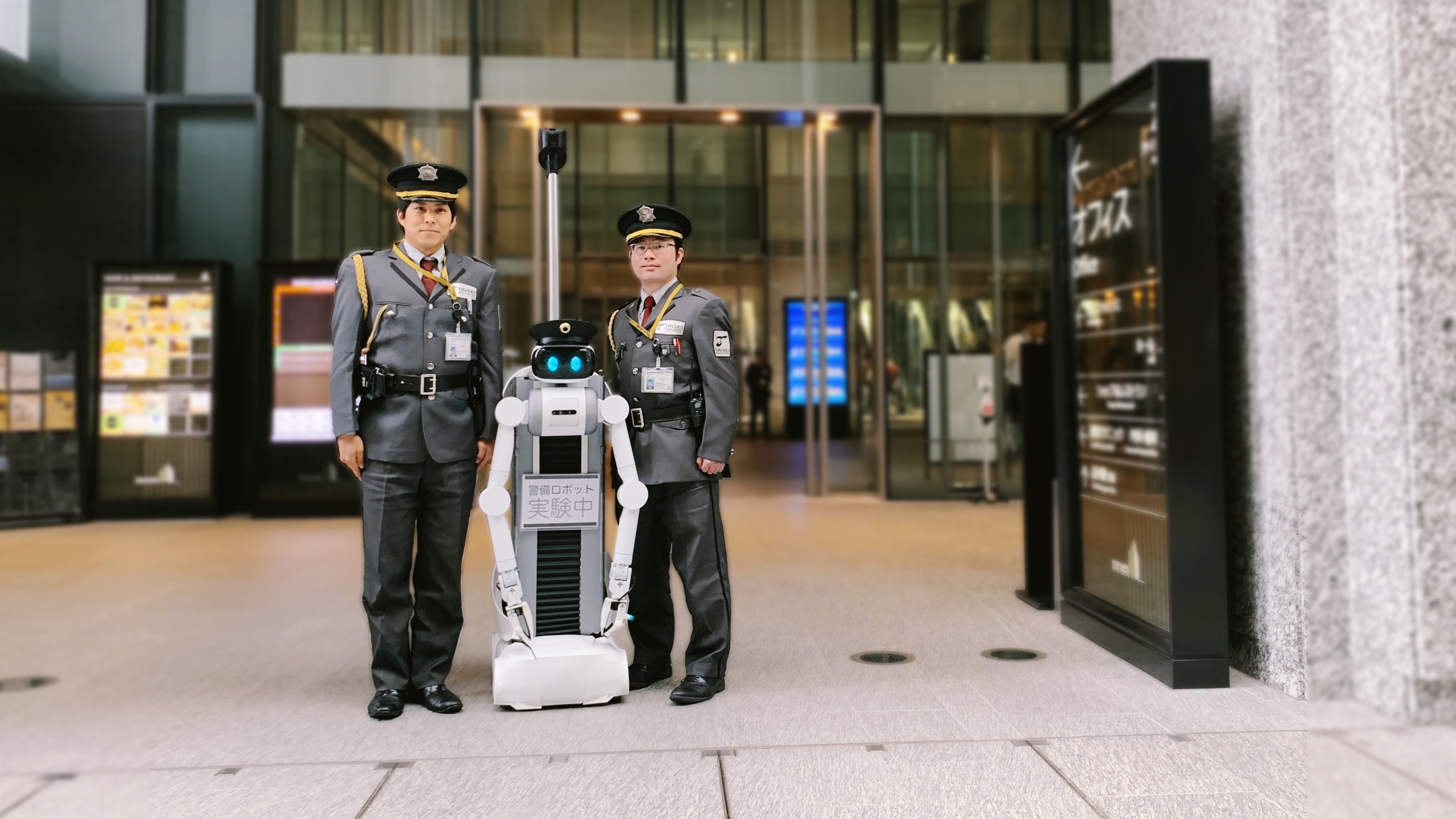 遠隔・自律のハイブリッド型警備ロボット