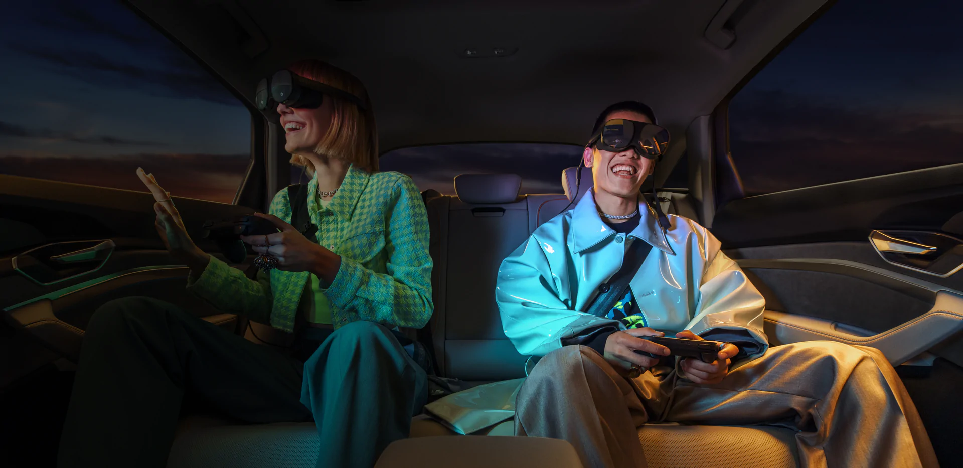 車の中でVR体験、フロントガラスに設置する小型デバイス「holoride retrofit」を発表