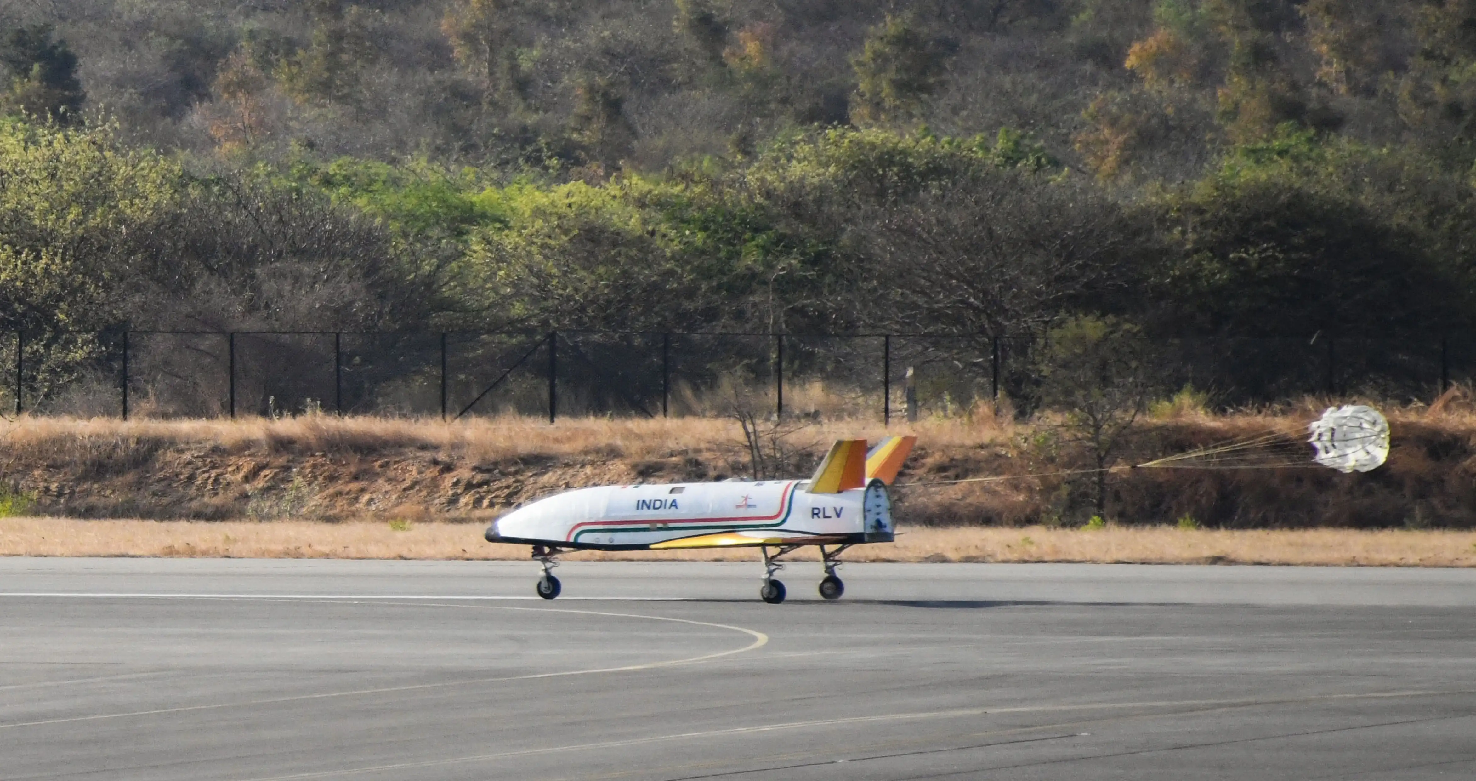 インド宇宙研究機関、無人の有翼宇宙往還機（スペースプレーン）を自律飛行で着陸させる実験に成功