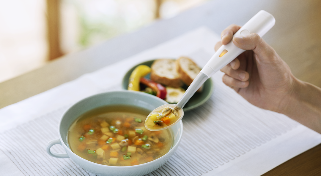 微弱な電流で食事の塩味や旨味を増強する食器型デバイス