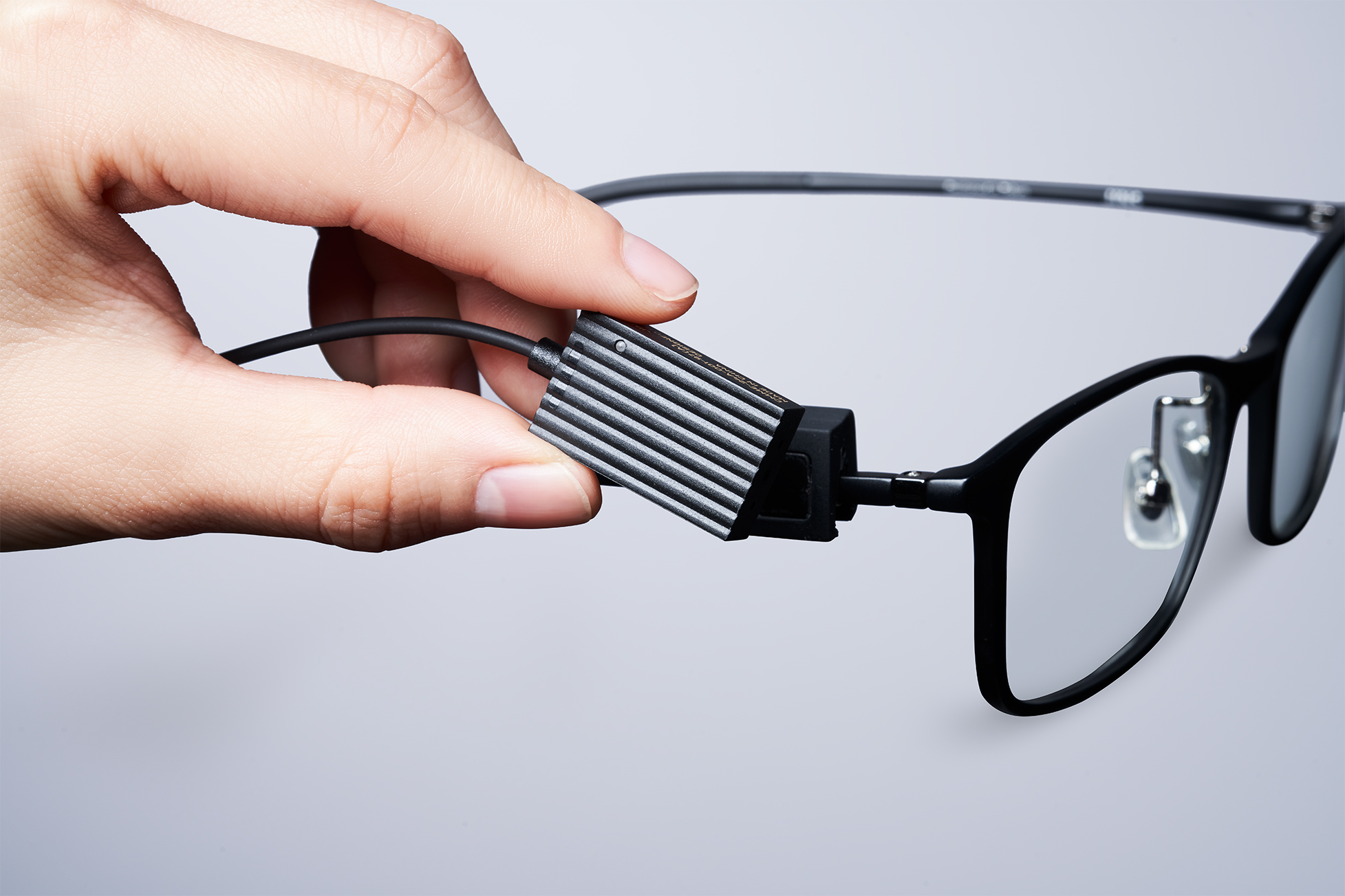 ドラッグ＆ドロップも。メガネをマウス化し、デジタルデバイスを操るメガネ