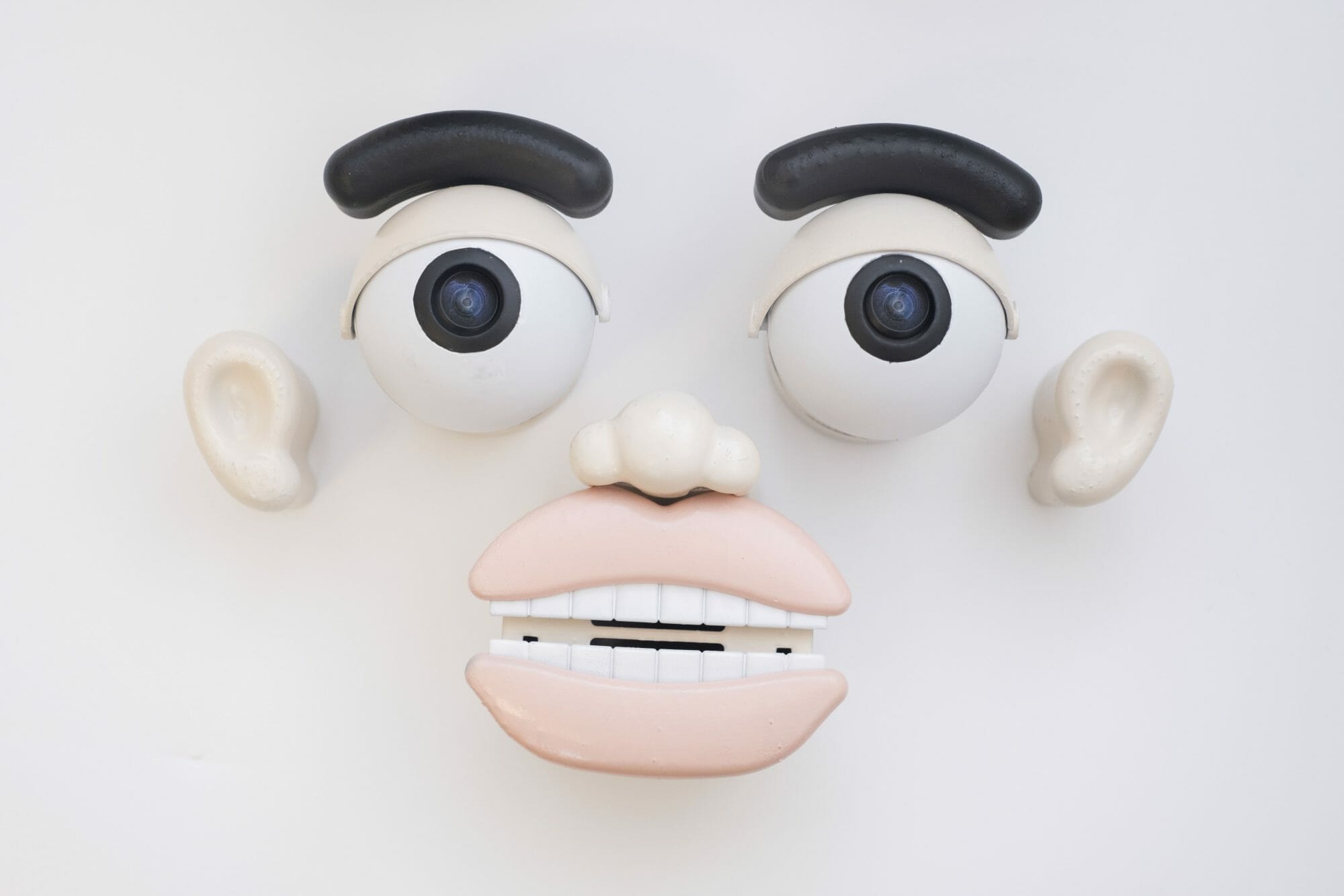 東京大学の稲見自在化身体プロジェクトらの「ジザイ・フェイス」─玩具のような「顔パーツ」で身体の拡張が可能