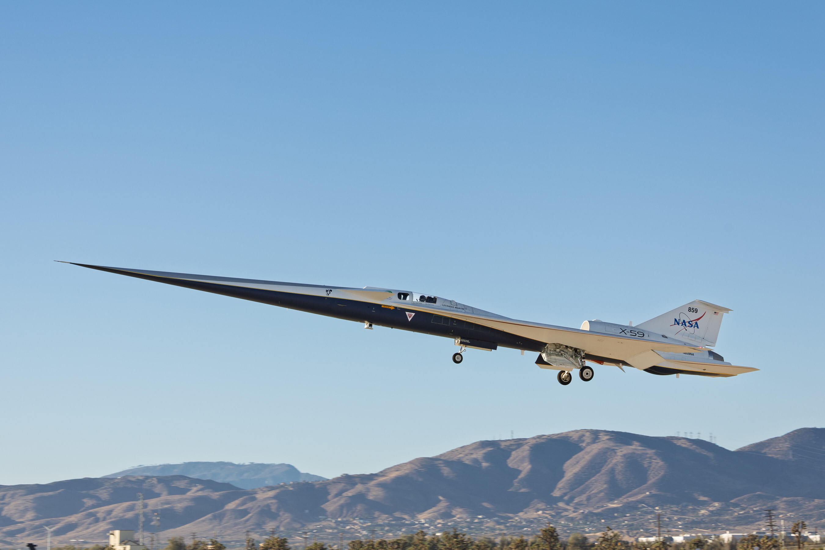 NASA、次世代静音超音速航空機「X-59」の初飛行に成功