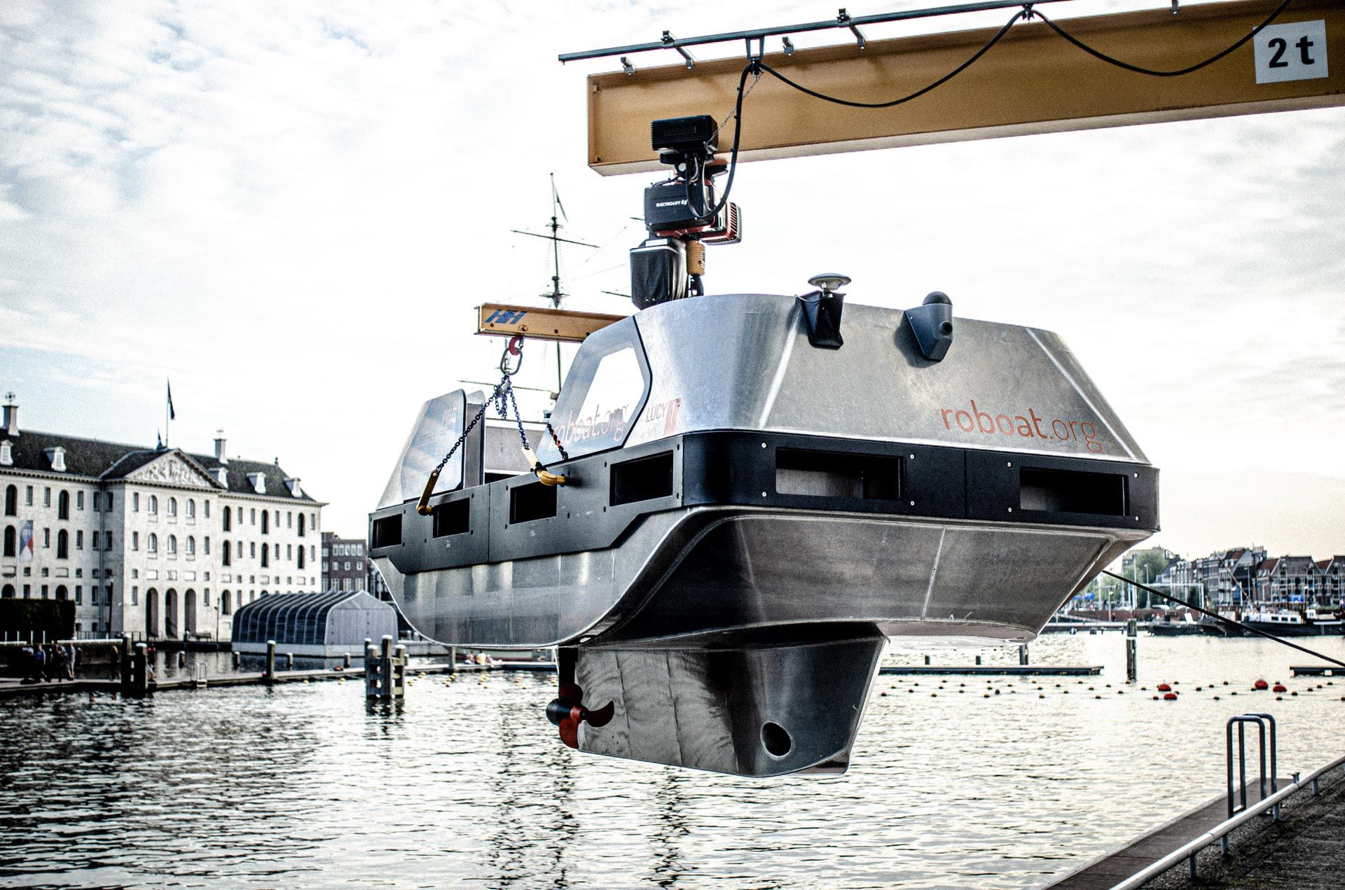 バッテリー稼働で自律運転が可能なMITの水上タクシー「Roboat」、アムステルダム運河で航行を開始