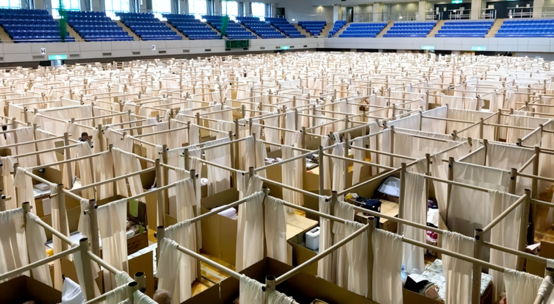 避難所でプライバシーを確保する紙管の間仕切りシステム