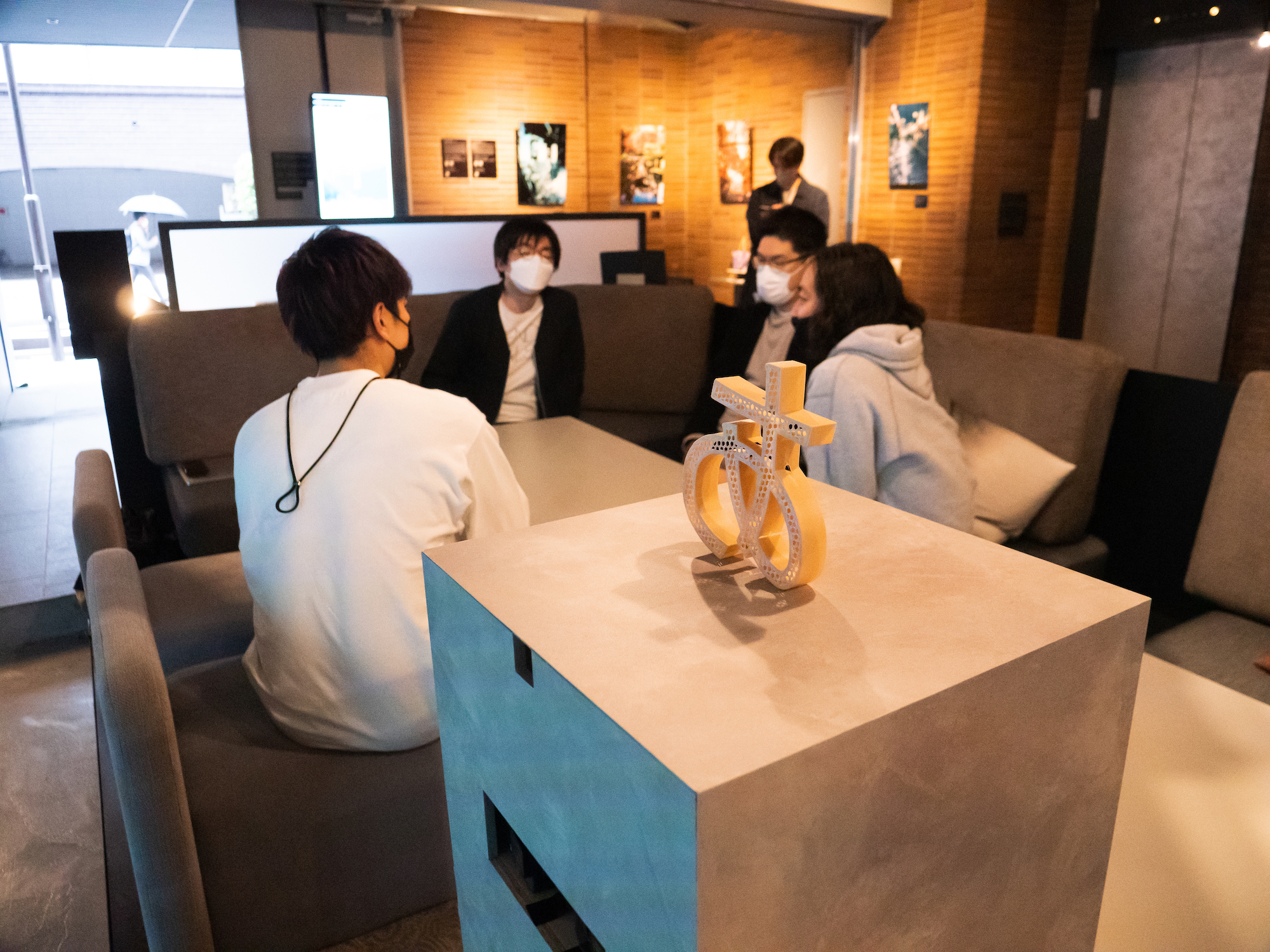 座談会は『言山百景』の展示会場である日本橋のアートホテル・BnA_WALLにて行われた。
