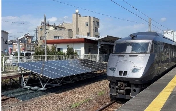 国内初、JR九州、使われなくなった線路を太陽光発電に再活用―レール発電実験