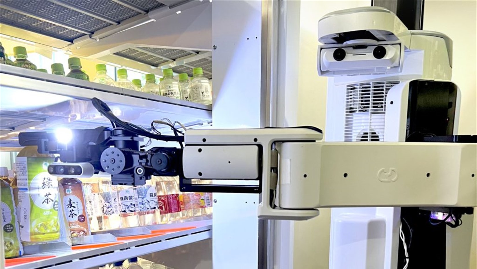 ファミリーマート、飲料補充AIロボットを300店舗へ導入─省人化と省力化に期待
