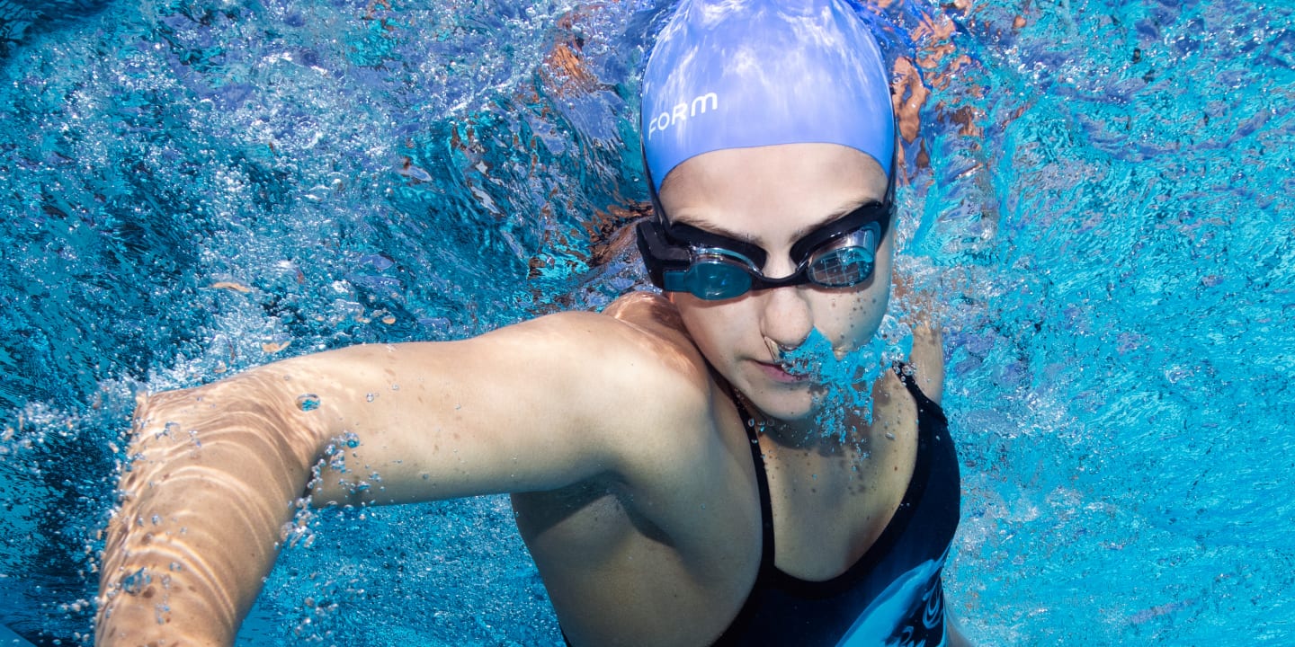 Form Swim Goggles：ARディスプレイ搭載の水泳用スマートゴーグル | 知