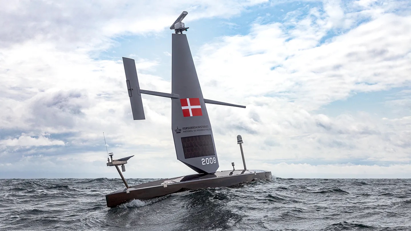 デンマーク軍、風力発電と太陽光発電を利用して航行するSaildrone製の無人水上艇を4隻投入し、運用試験を開始