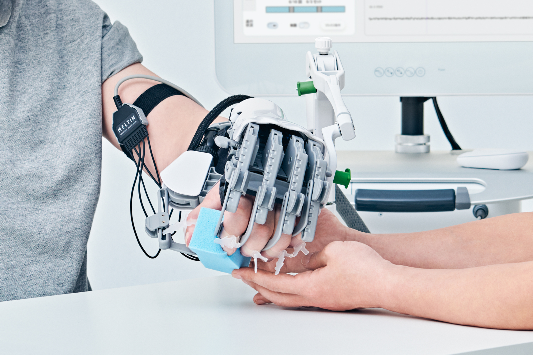 サイボーグ事業のメルティン、ロボット装置による「手指運動リハビリテーションシステム」の医療機器認証を取得