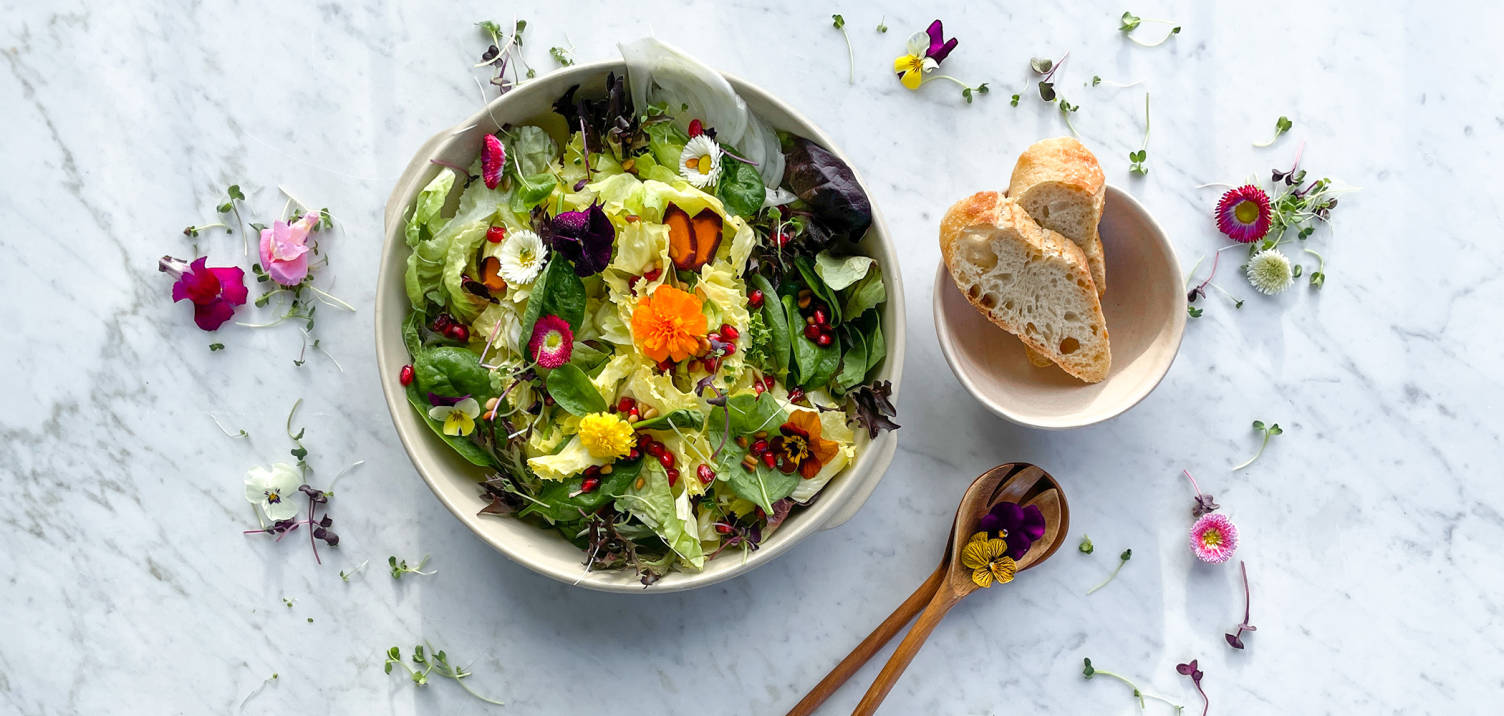 Image de produit avec assiette de salade, décorée de fleurs comestibles