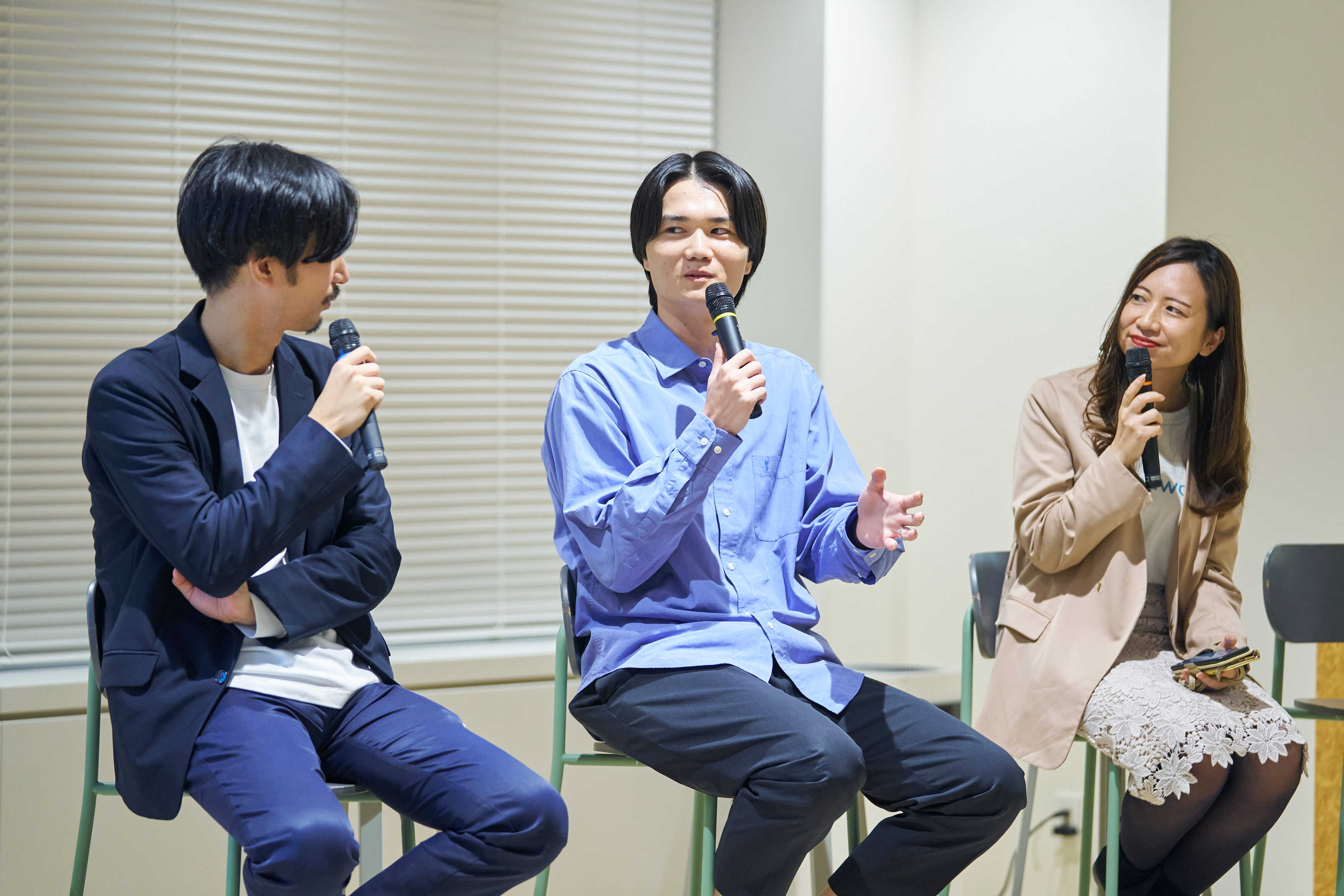 語り合う三人ら