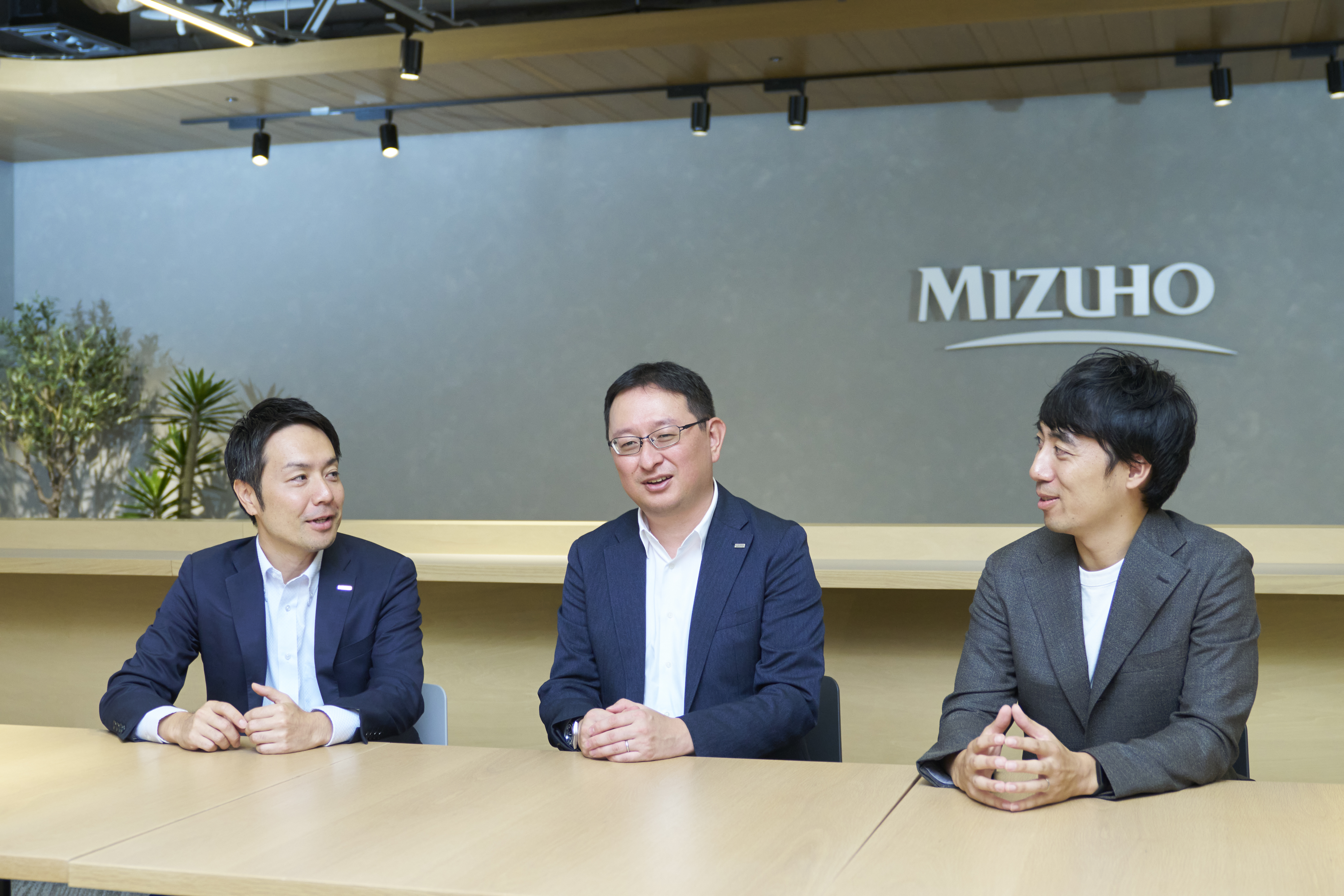 3者で語らっている様子