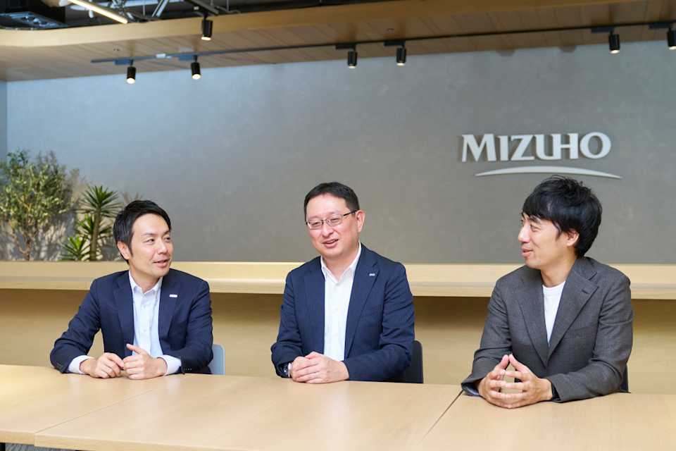 3者で語らっている様子