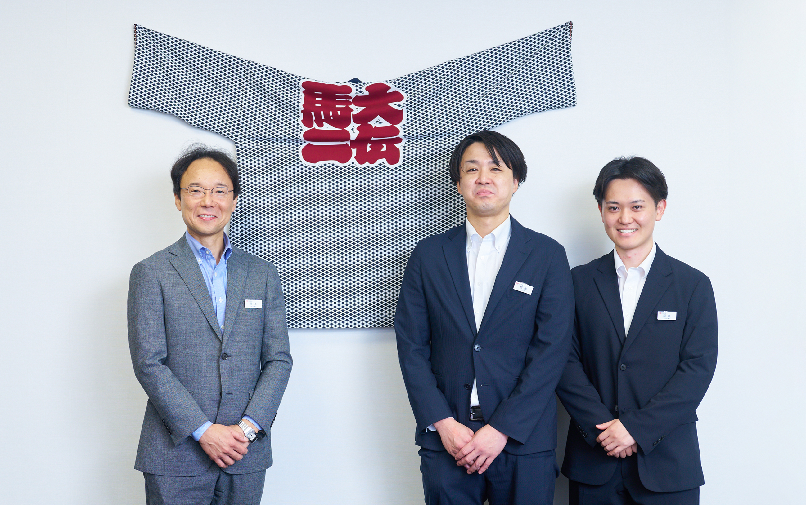 左から三菱UFJ銀行 大伝馬町支店 兼 堀留支店・副支店長 岡本大祐さん、同・営業第一部 取引先第三課 稲岡爽さん、同・営業第二部 取引先第四課 深井博匡さん