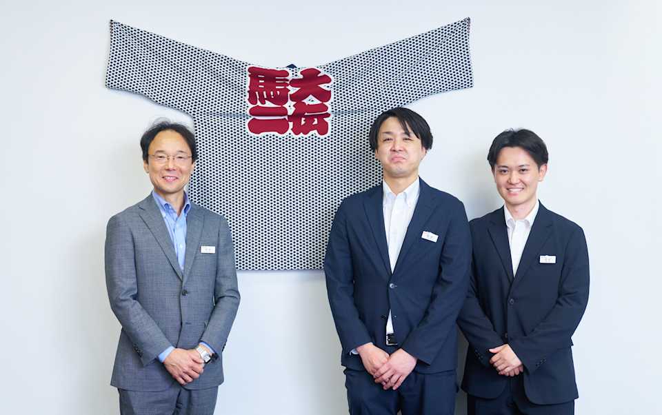 左から三菱UFJ銀行 大伝馬町支店 兼 堀留支店・副支店長 岡本大祐さん、同・営業第一部 取引先第三課 稲岡爽さん、同・営業第二部 取引先第四課 深井博匡さん