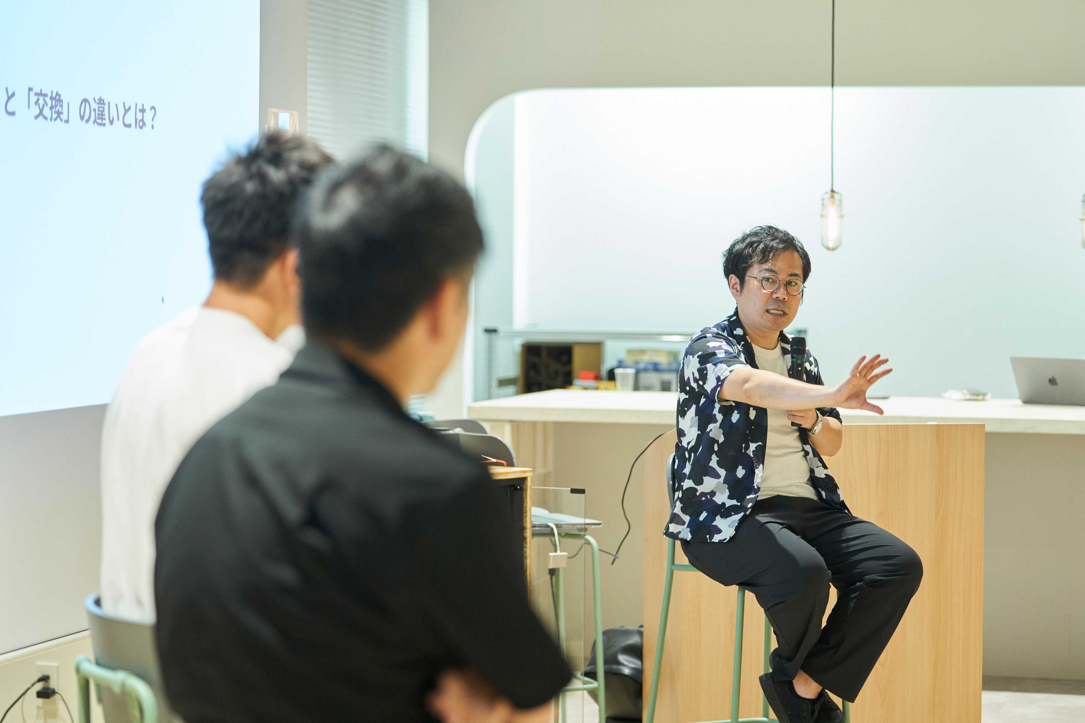 太田らに説明する近内さん