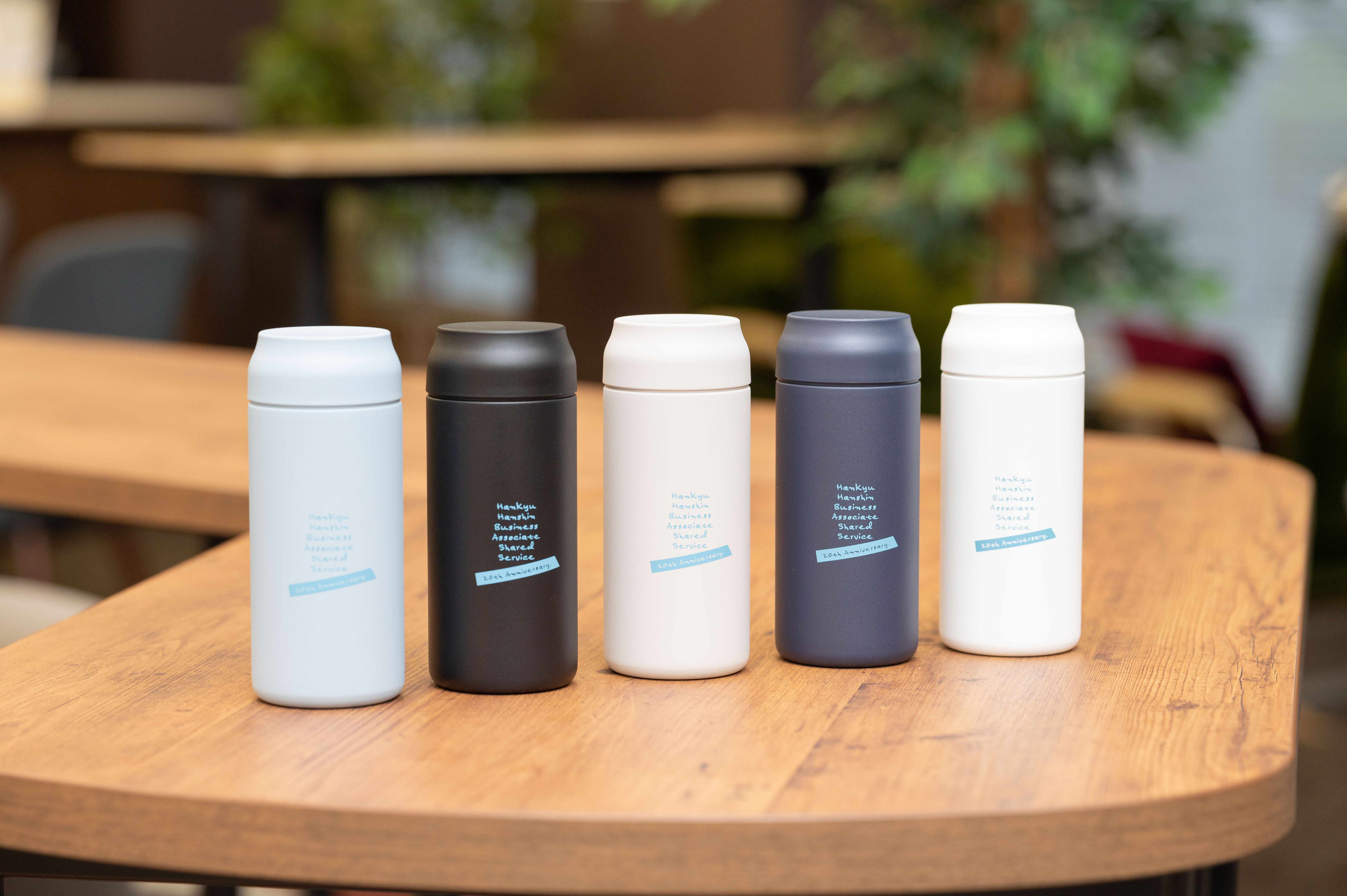 タンブラーは色違いのものを全５種類用意。いずれの色も性別や年代を問わず使えるよう、配慮して選んだ