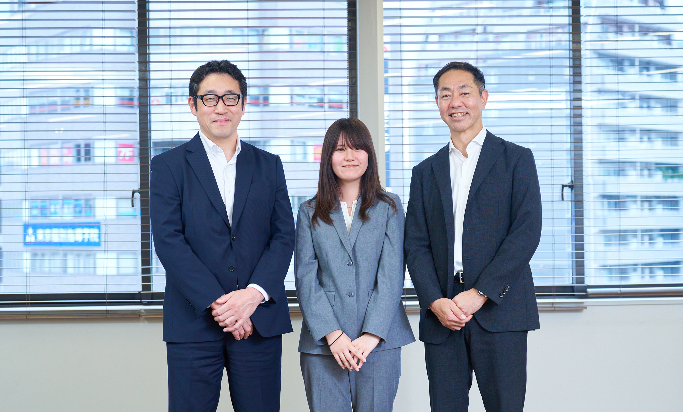 左から三菱UFJ銀行 深川支店 兼 門前仲町支店 取引先第二課／支店長代理 岩井博明さん、同・取引先第三課 三枝遥香さん、同・支店長 今野浩嗣さん