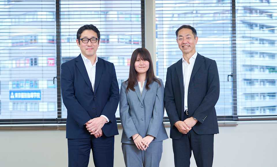 左から三菱UFJ銀行 深川支店 兼 門前仲町支店 取引先第二課/支店長代理 岩井博明さん、同・取引先第三課 三枝遥香さん、同・支店長 今野浩嗣さん