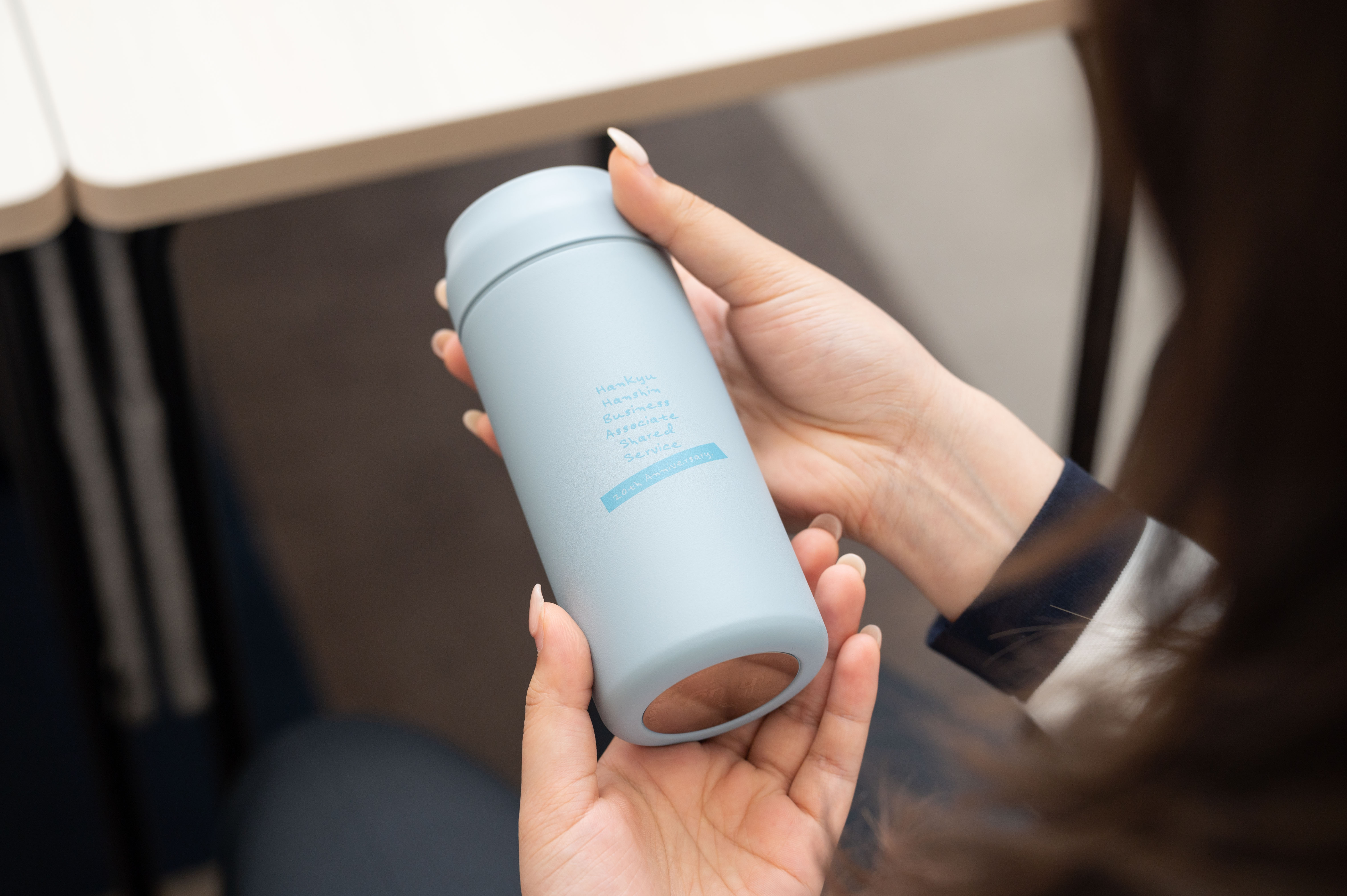 タンブラーには意図的に企業ロゴを入れず、代わりに日常使いしやすいフォントで会社名が記されている