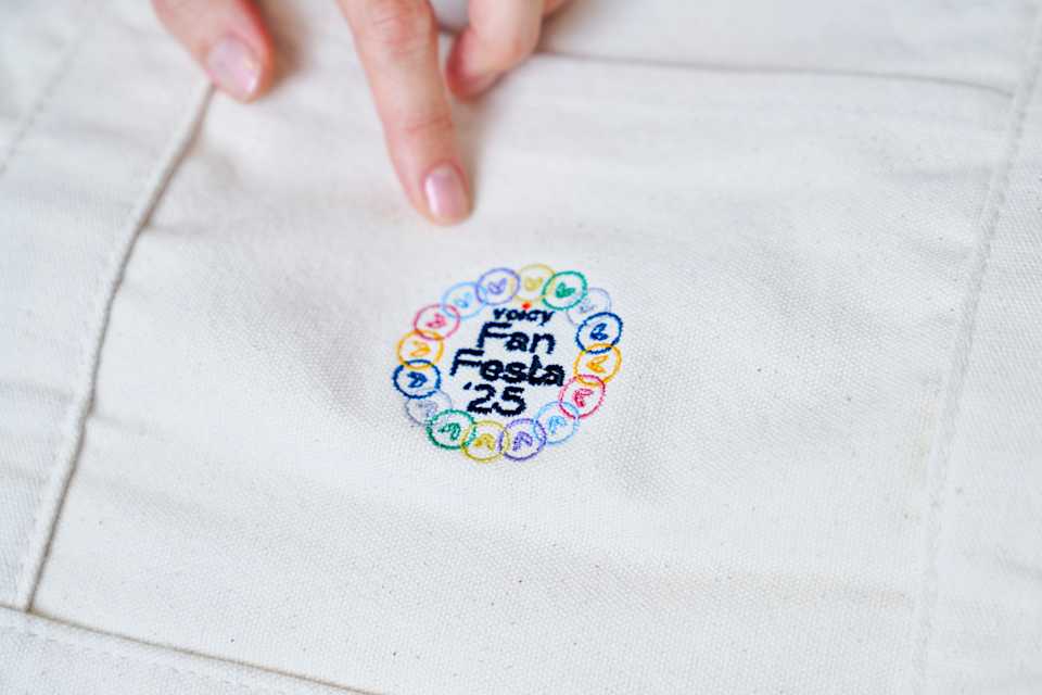 トートバッグにあしらわれたイベントロゴ