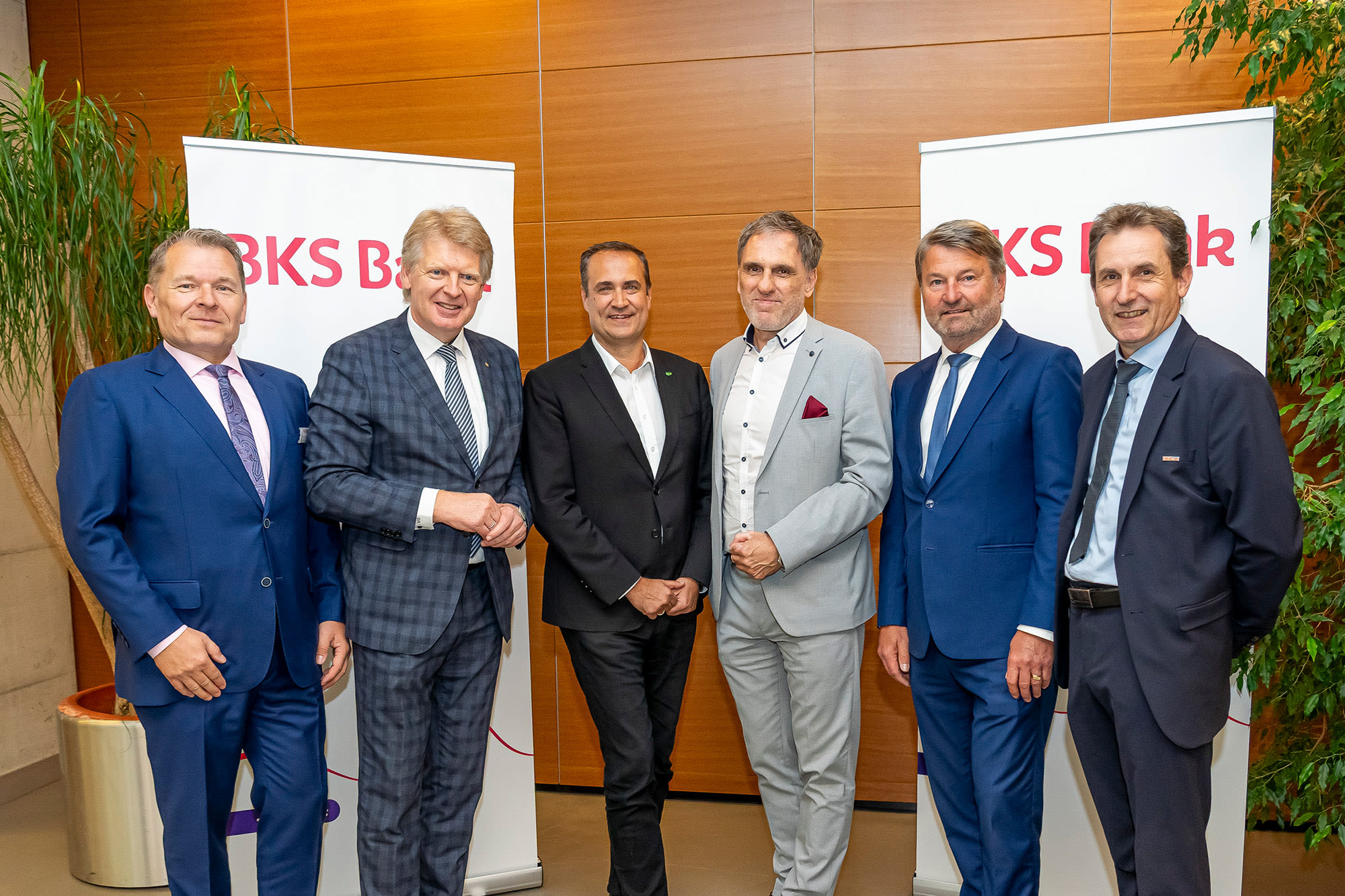 Sechs Männer in Anzügen - BKS Koralmbahn Sechs Männer in Anzügen - BKS Koralmbahn