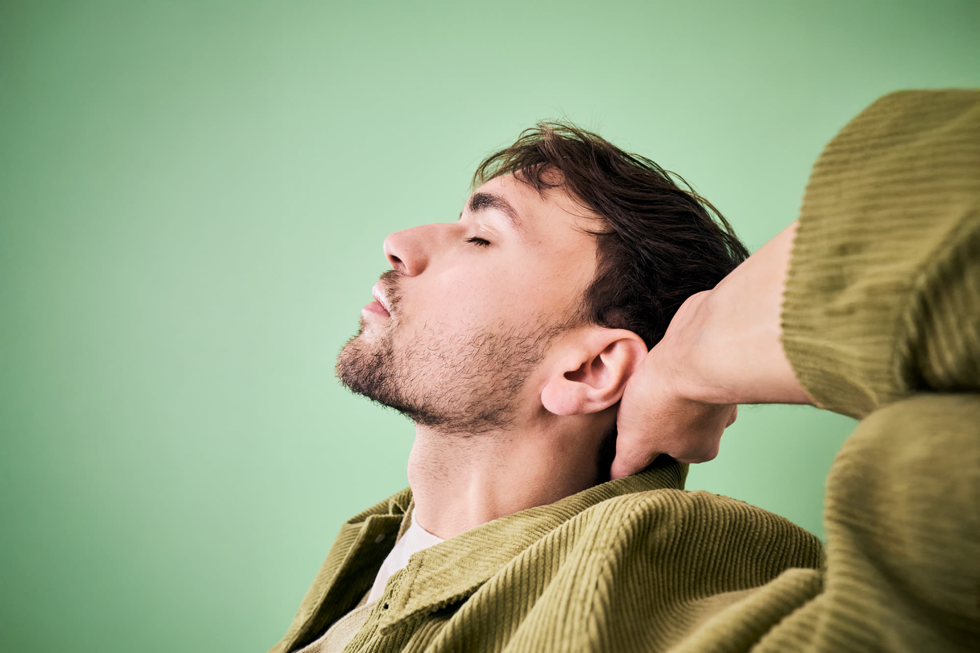 Junger Mann lehnt sich entspannt zurück – nachhaltige Finanzierungslösungen der BKS Bank für grüne Vorhaben. Junger Mann lehnt sich entspannt zurück – nachhaltige Finanzierungslösungen der BKS Bank für grüne Vorhaben.