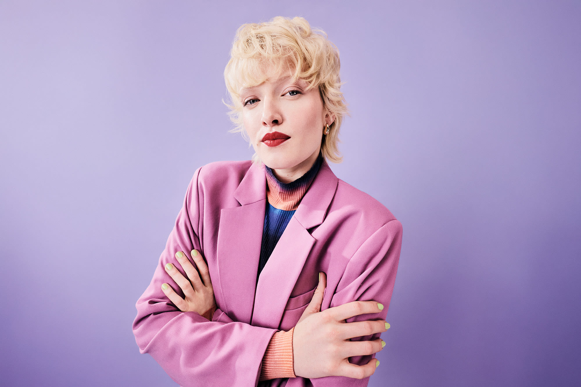 Junge Frau in violettem Outfit – selbstbewusst vorbereitet mit BKS.