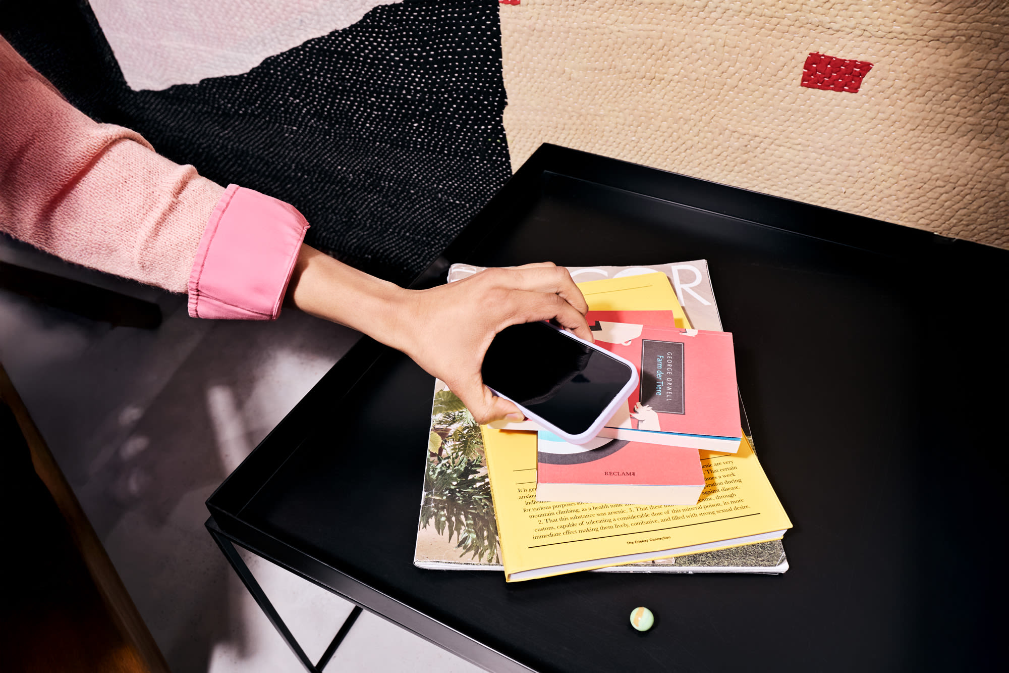 Person nutzt Bluecode in der BKS App – einfach und sicher mobil bezahlen. Person nutzt Bluecode in der BKS App – einfach und sicher mobil bezahlen.